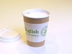 ミスター・イングリッシュ・Coffee24/7ドライブスルーがお届けする、生豆から焙煎して仕上げた本格エスプレッソを使用して淹れた、カフェラテです。
