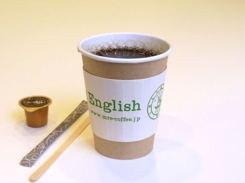 ミスター・イングリッシュ・Coffee24/7ドライブスルーがお届けする、生豆から焙煎して仕上げた本格エスプレッソを使用して淹れた、ホットコーヒーです。
