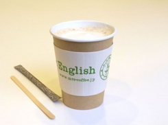 ミスター・イングリッシュ・Coffee24/7ドライブスルーがお届けする、生豆から焙煎して仕上げた本格エスプレッソを使用して淹れた、カフェオレです。
