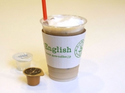 ミスター・イングリッシュ・Coffee24/7ドライブスルーがお届けする、生豆から焙煎して仕上げた本格エスプレッソを使用して淹れた、カフェオレです。