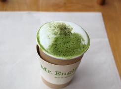 ミスター・イングリッシュ・Coffee24/7ドライブスルーがお届けする、贅沢なミルクフォームを使用した、本格派の抹茶ラテです。