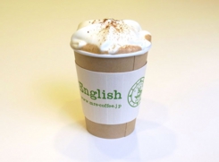 ミスター・イングリッシュ・Coffee24/7ドライブスルーがお届けする、贅沢なミルクフォームを使用した、本格派のココアです。