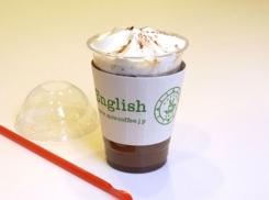 ミスター・イングリッシュ・Coffee24/7ドライブスルーがお届けする、贅沢なミルクフォームを使用した、本格派のココアです。