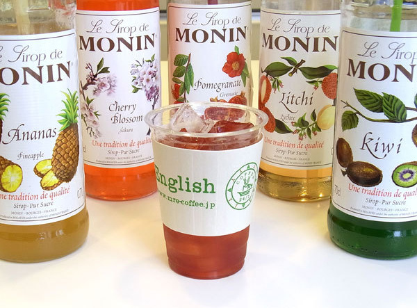 ミスター・イングリッシュ・Coffee24/7ドライブスルーがお届けする、モナンのノンアルコールシロップを使用したフレーバーソーダです。