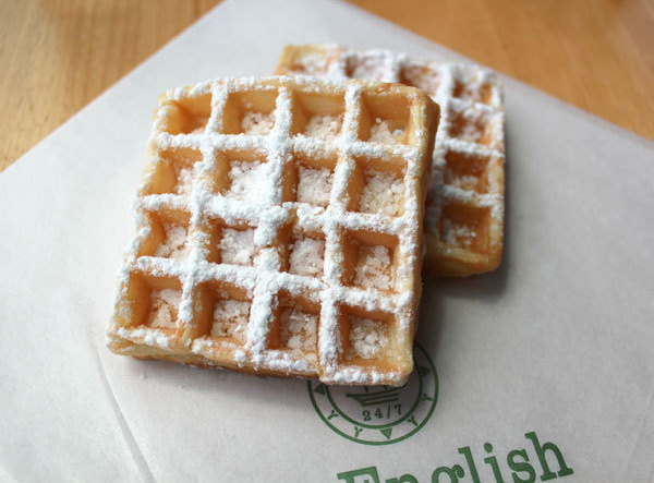 ミスター・イングリッシュ・Coffee24/7ドライブスルーがお届けする軽食メニュー、ワッフルです。