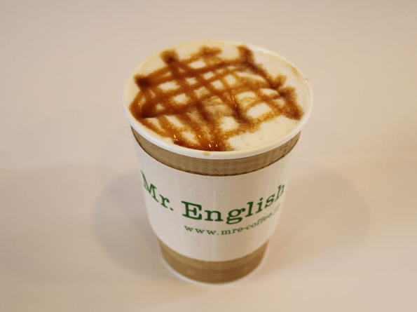 ミスター・イングリッシュ・Coffee24/7ドライブスルーがお届けする、生豆から焙煎して仕上げた本格エスプレッソを使用して淹れた、モカチーノです。
